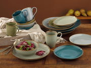 Kombiservice 16-tlg. Nature sc in einer warmen, rustikalen Umgebung, bestehend aus Tellern, Tassen und Schalen in verschiedenen Erdtönen, von oben betrachtet.