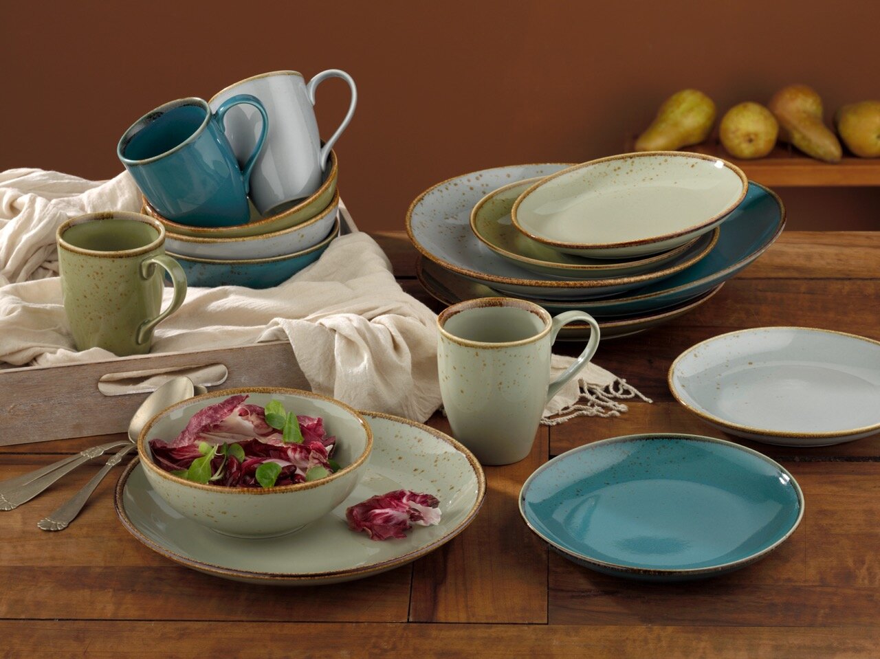 Creatable Kombiservice 16-tlg. NATURE COLLECTION Kombiservice 16-tlg. Nature sc in einer warmen, rustikalen Umgebung, bestehend aus Tellern, Tassen und Schalen in verschiedenen Erdtönen, von oben betrachtet.