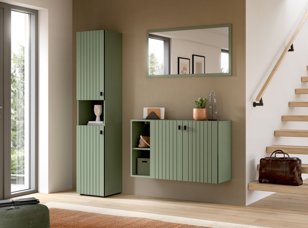 Modernes Flurmöbel-Set in Salbeigrün mit hoher Schrankvitrine und wandhängendem Sideboard mit vertikaler Lamellenfront, dekoriert unter einem rechteckigen Spiegel – Frontansicht in leicht schräger Perspektive