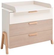 Wickelkommode mit drei Schubladen, weißem Oberteil und Holzgriffen, seitliche Perspektive