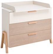 Commode met drie lades, wit bovenblad en houten handgrepen, zijaanzicht