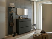 Moderner Eingangsbereich mit einem Hängeschuhschrank in dunklem Design, seitliche Perspektive.