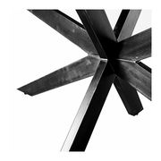 Nahaufnahme der schwarzen Metallbeine eines Esstisches aus der Perspektive von unten.