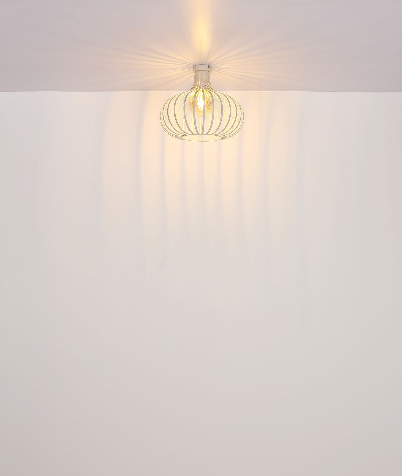 Moderne Deckenleuchte mit elegantem, drahtförmigem Design, von unten betrachtet.