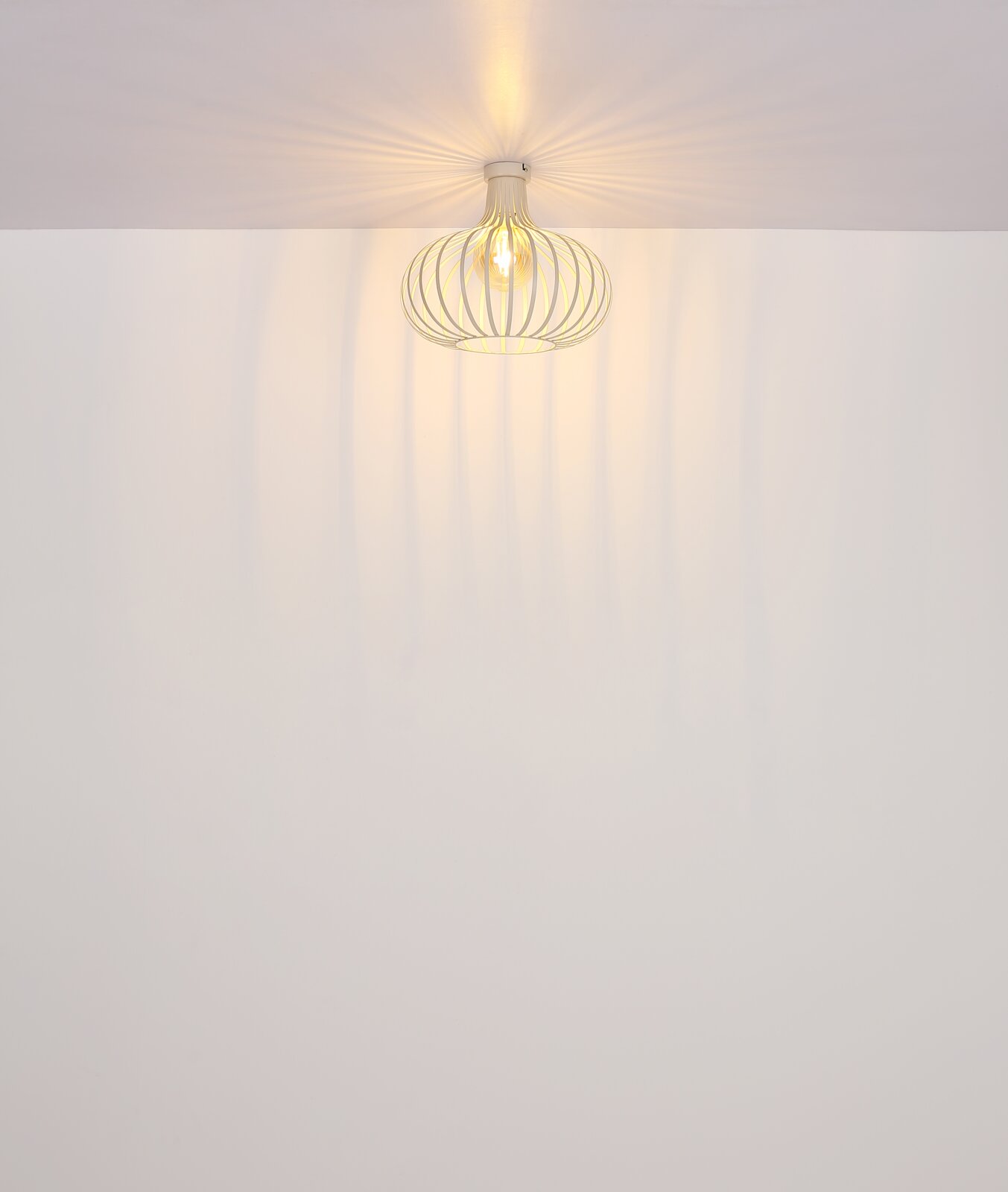 Moderne Deckenleuchte mit elegantem, drahtförmigem Design, von unten betrachtet.