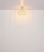 Moderne Deckenleuchte mit elegantem, drahtförmigem Design, von unten betrachtet.