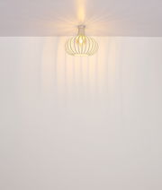 Moderne Deckenleuchte mit elegantem, drahtförmigem Design, von unten betrachtet.