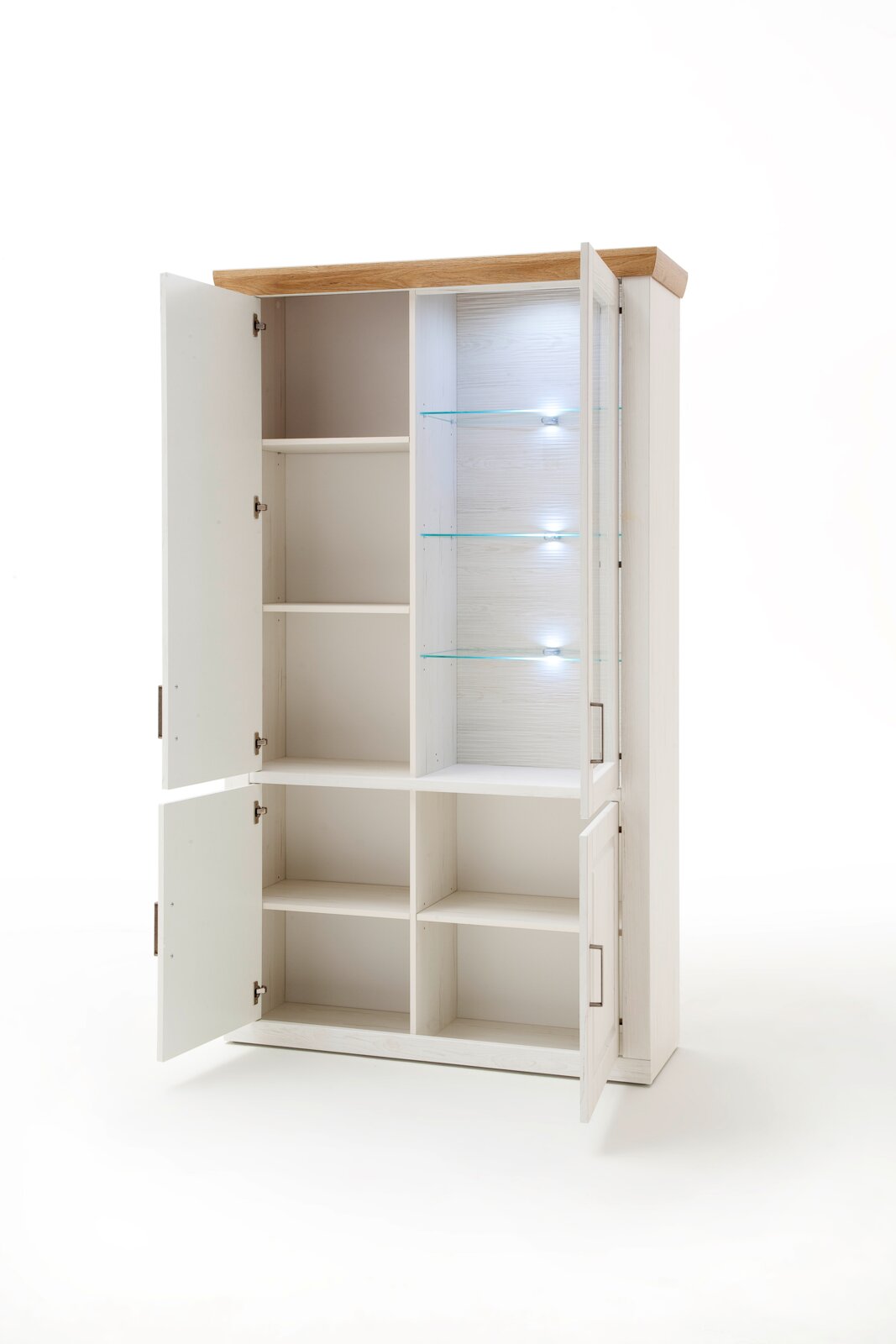 Hoge witte vitrinekast met houten kroonlijst aan de bovenkant, open deuren, binnenvakken en verlichte glazen planken, vrijstaand tegen een witte achtergrond, vooraanzicht licht van rechts