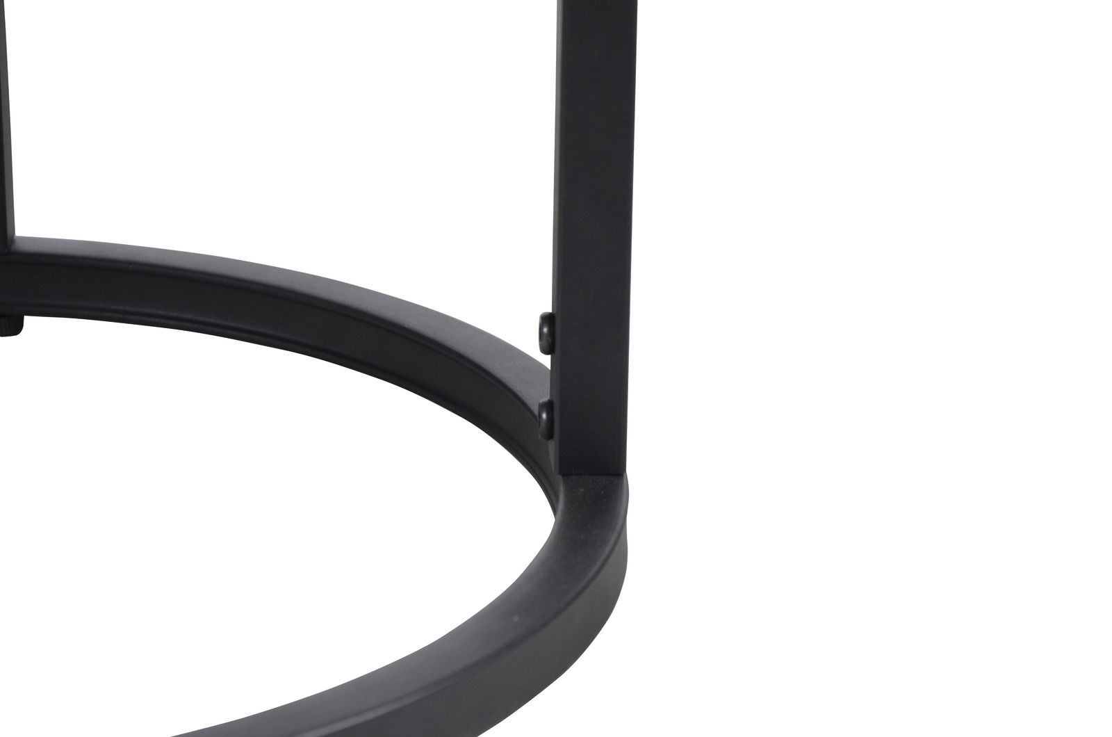 Nahaufnahme eines schwarzen Metallgestells eines Couchtisch-Sets, seitliche Perspektive