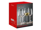 Vier Weissweingläser der Serie Spiegelau Lifestyle, elegant auf einem Tisch arrangiert, mit einem Glas teilweise gefüllt mit Weißwein. Perspektive: leicht von oben.