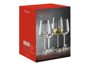 Vier Weissweingläser der Serie Spiegelau Lifestyle, elegant auf einem Tisch arrangiert, mit einem Glas teilweise gefüllt mit Weißwein. Perspektive: leicht von oben.