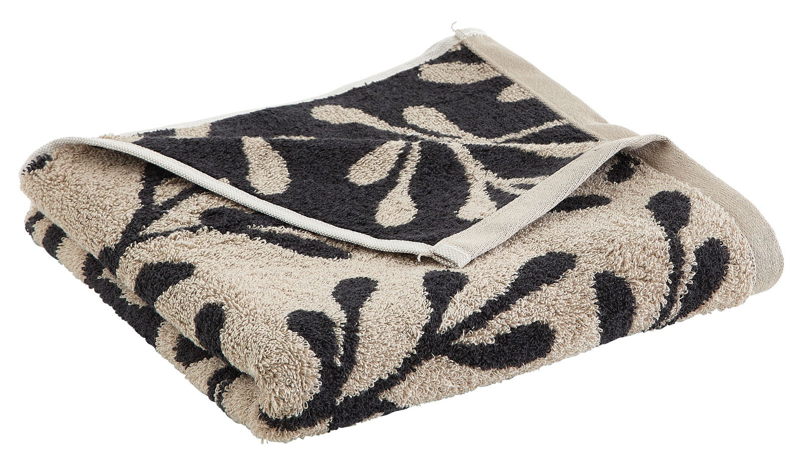 Beigefarbenes Handtuch mit schwarzem Blattmuster, gefaltet und aus seitlicher Perspektive fotografiert.