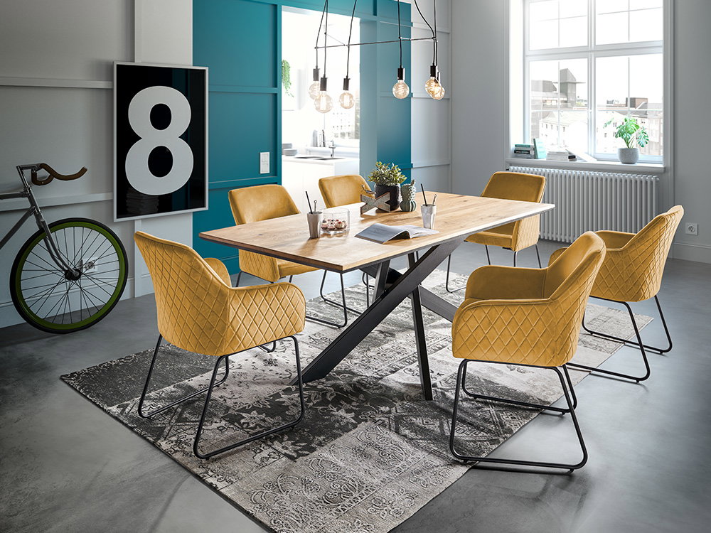 Ein moderner Essbereich mit einem Holztisch und sechs gelben Stühlen.