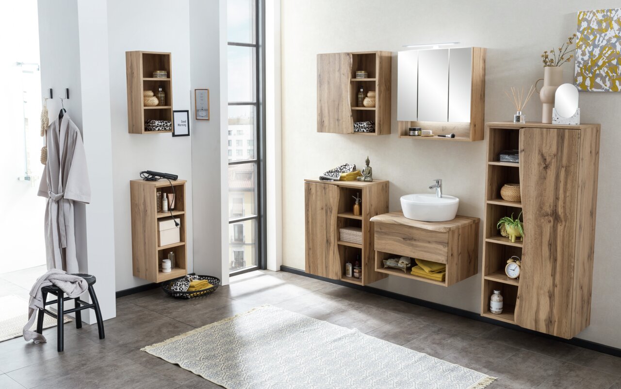 Modernes Badezimmer mit hölzernem Hängeregal, frontal betrachtet, dekoriert mit Handtüchern und Accessoires.