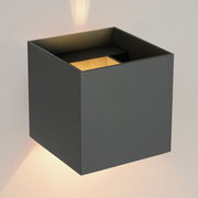 Moderne schwarze Wandleuchte XIO in Würfelform mit Lichtstrahlen nach oben und unten, seitliche Perspektive