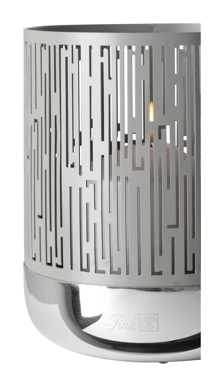 Modernes Windlicht mit geometrischem Muster und glänzendem Sockel, seitliche Perspektive