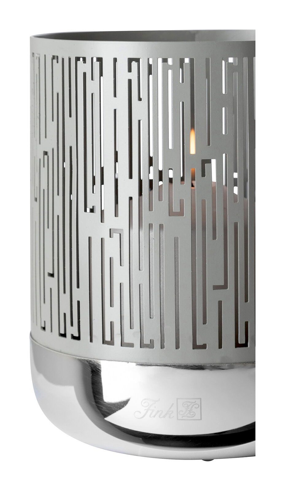 Modernes Windlicht mit geometrischem Muster und glänzendem Sockel, seitliche Perspektive