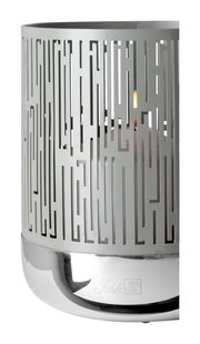 Modernes Windlicht mit geometrischem Muster und glänzendem Sockel, seitliche Perspektive