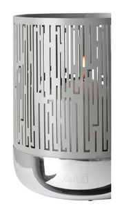 Modernes Windlicht mit geometrischem Muster und glänzendem Sockel, seitliche Perspektive