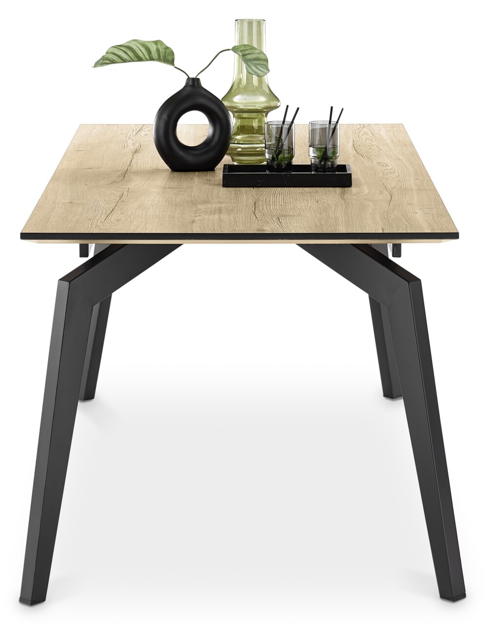 Moderner Esstisch 200x100 cm mit Holzplatte und schwarzen Metallbeinen, frontal fotografiert, dekoriert mit Vase und Gläsern.