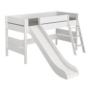 Weißes Spielbett mit Rutsche und Leiter, seitliche Perspektive
