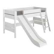 Weißes Spielbett mit Rutsche und Leiter, seitliche Perspektive