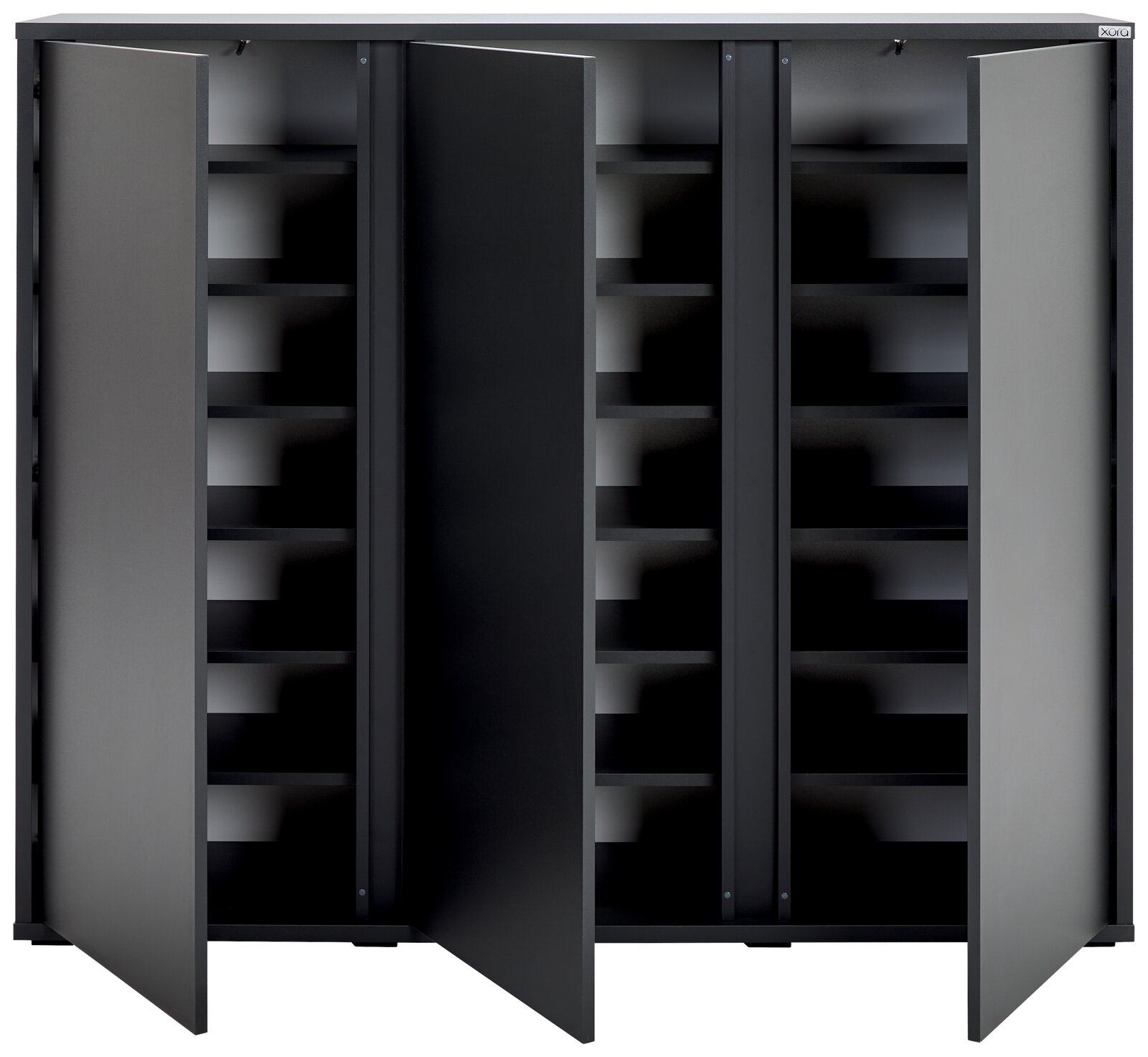 Moderner schwarzer Schuhschrank mit offenen Türen, frontal betrachtet, zeigt mehrere Regalböden für Schuhe.