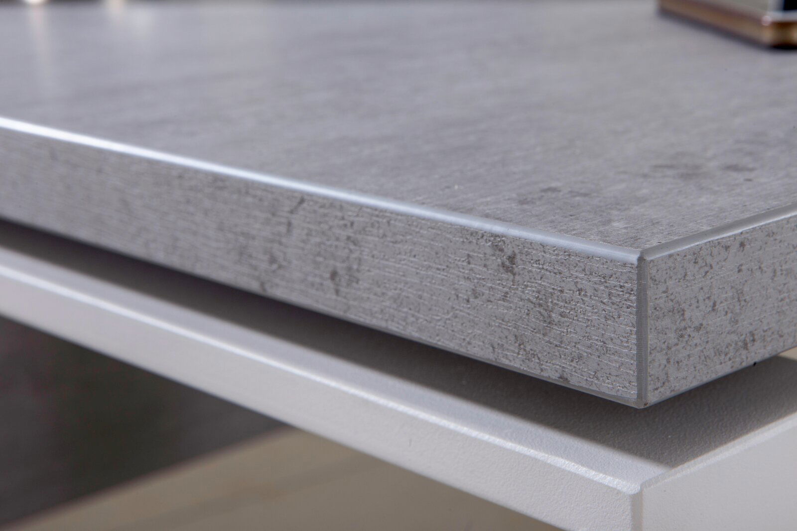 Nahaufnahme einer grauen Topplatte mit strukturierter Oberfläche, seitliche Perspektive