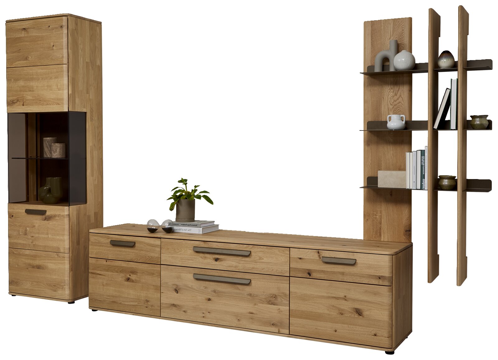 Wohnwand/Anbauwand aus hellem Eichenholz mit Vitrine, Lowboard und Wandregal, Frontansicht in leichter Schrägperspektive vor weißem Hintergrund