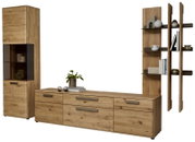Wohnwand/Anbauwand aus hellem Eichenholz mit Vitrine, Lowboard und Wandregal, Frontansicht in leichter Schrägperspektive vor weißem Hintergrund