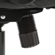 Nahaufnahme eines schwarzen Drehknopfes an einem Gaming Stuhl, seitliche Perspektive