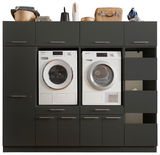 Frontale Ansicht einer Hauswirtschaftsraum-Kombination mit Waschmaschine und Trockner, umgeben von schwarzen Schränken und Regalen.