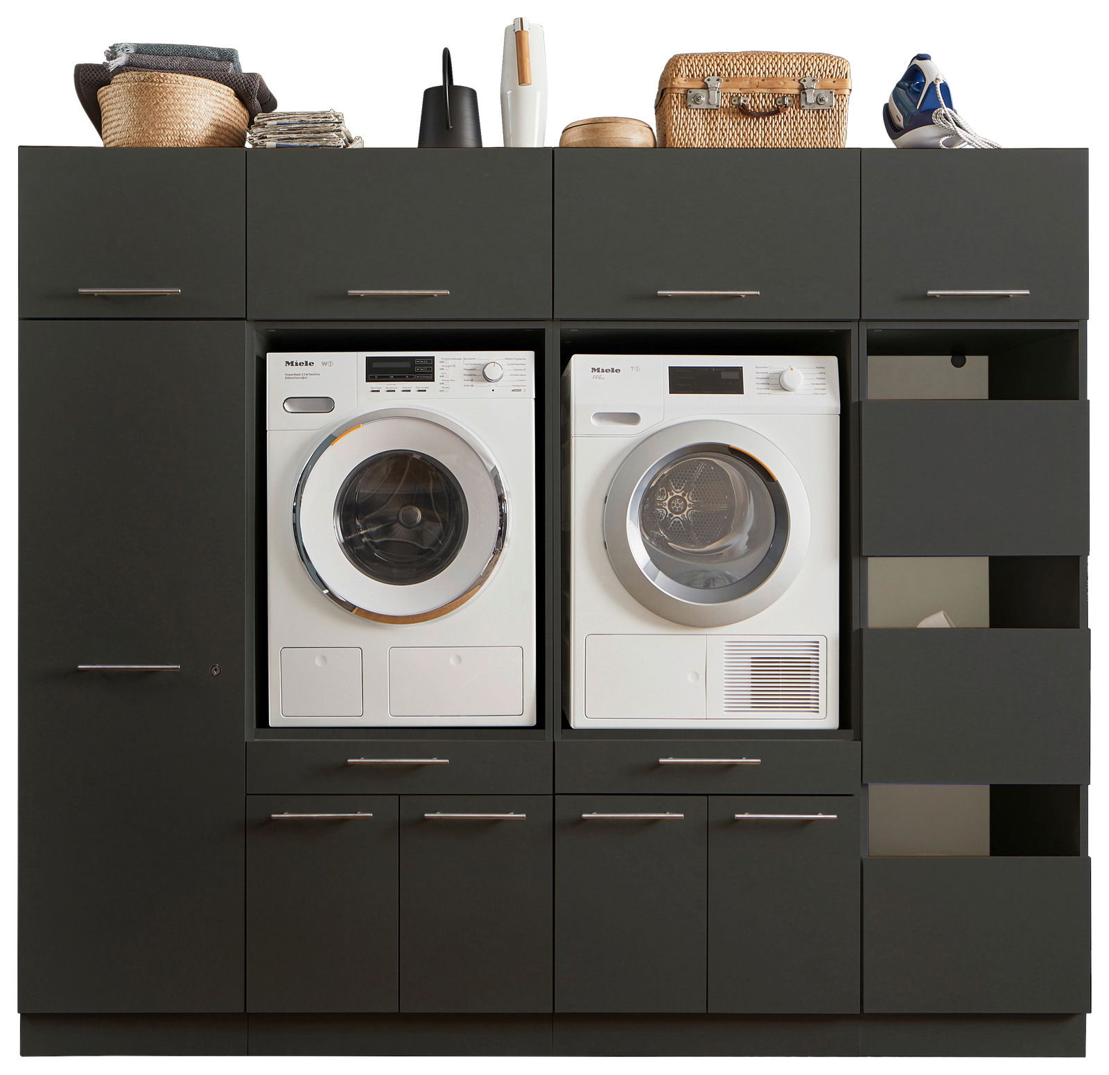 Frontale Ansicht einer Hauswirtschaftsraum-Kombination mit Waschmaschine und Trockner, umgeben von schwarzen Schränken und Regalen.