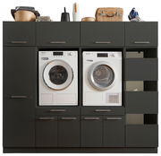 Frontale Ansicht einer Hauswirtschaftsraum-Kombination mit Waschmaschine und Trockner, umgeben von schwarzen Schränken und Regalen.