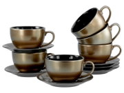 Mehrteiliges Tassen- und Untertassen-Set in Metallic-Bronze mit schwarzer Innenseite, einige Tassen gestapelt, seitliche Studioaufnahme vor weißem Hintergrund