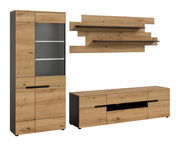 Modernes Wohnzimmermöbel-Set in Eiche-Optik mit anthrazitfarbenen Seiten: hohe Vitrine mit Glastür und LED-Beleuchtung, Lowboard mit offenem Fach und zwei Wandregalen, frontal in leichter Perspektive von vorn links dargestellt