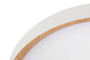 Detailansicht einer LED-Deckenleuchte mit Holzrahmen und weißem Diffusor.