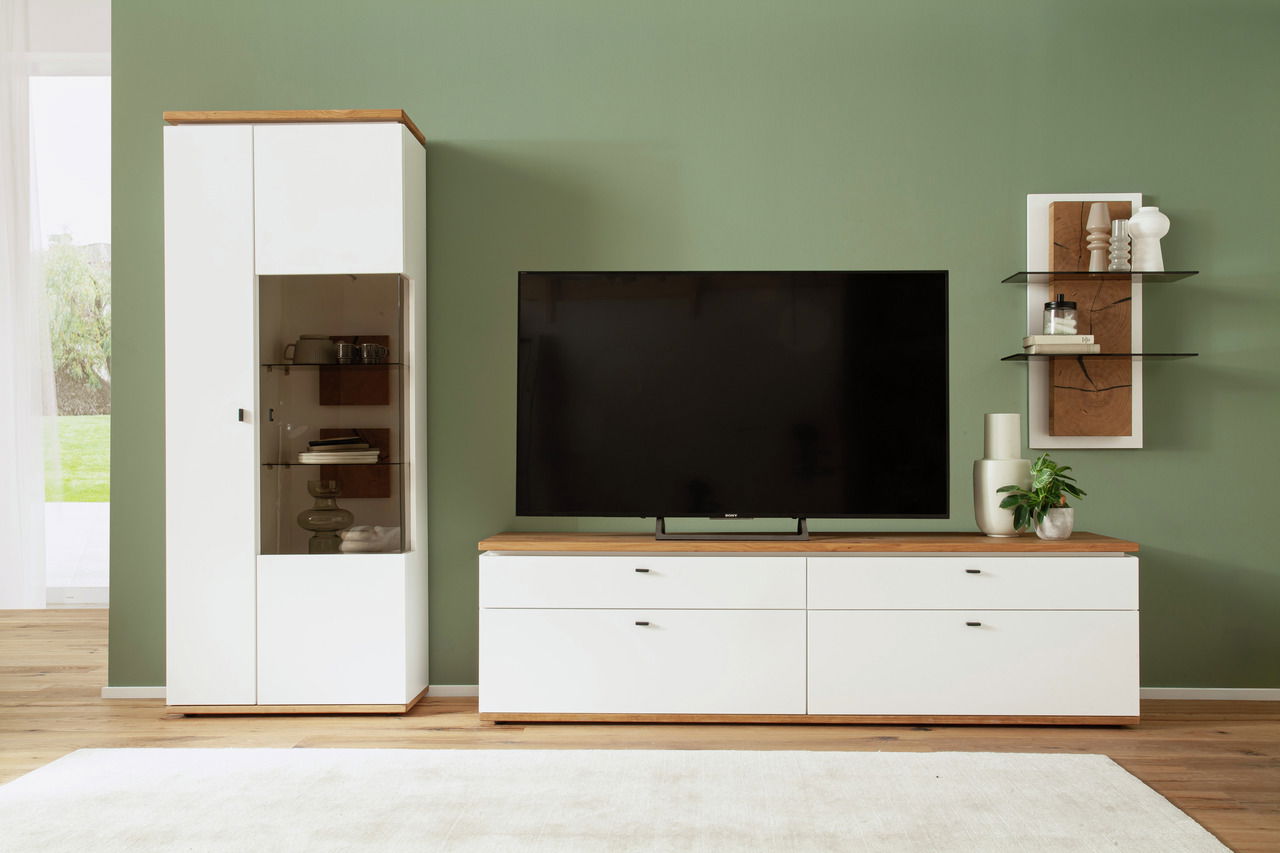 Wandkombination MATADI in modernem Design, bestehend aus einem hohen Schrank mit Glastür, einem TV-Board und zwei Wandregalen, frontal fotografiert.