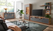 Moderne Wohnzimmer-Wandkombination in Holzoptik mit grauen Fronten, bestehend aus TV-Board, Vitrine und Regal, seitliche Perspektive.