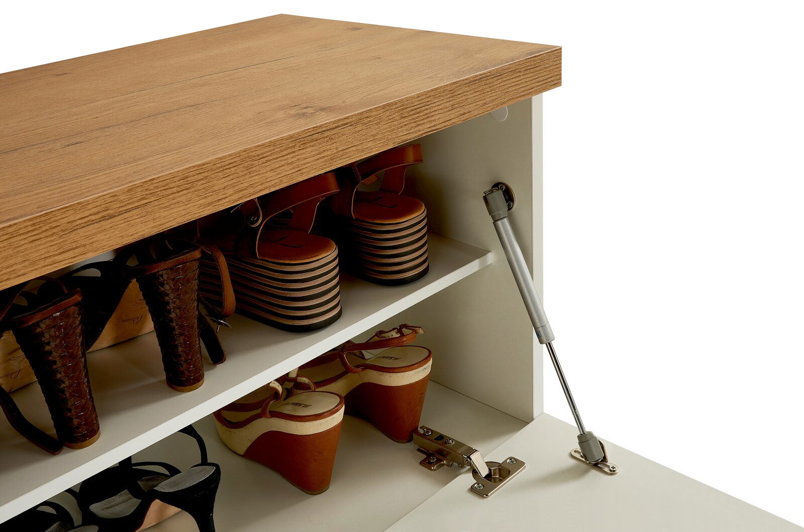 Nahaufnahme einer Bank mit Stauraum, die von oben fotografiert wurde. Die Bank hat eine Holzoberfläche und zeigt geöffnete Fächer mit Schuhen und einem Scharniermechanismus.