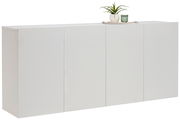 Weißes Hängesideboard mit vier Türen, darauf eine Pflanze und ein Glas, seitliche Perspektive