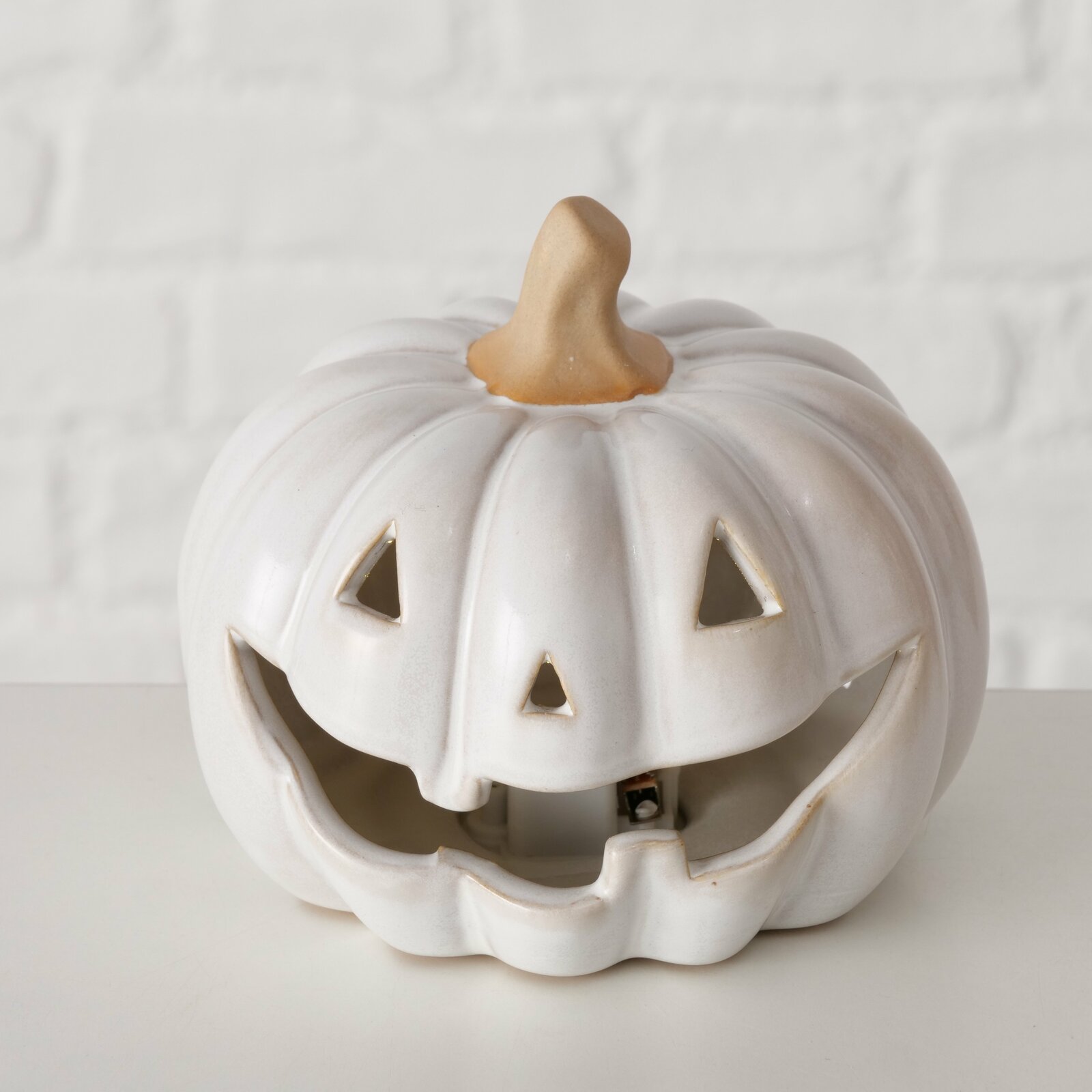 Keramik-Kürbis mit lachendem Gesicht, frontal fotografiert