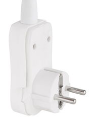 Nahaufnahme eines weißen Steckers mit zwei Metallstiften, seitliche Perspektive