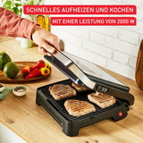 Kontaktgrill Classic GC271D in der Küche, geöffnet mit gegrillten Steaks auf der Grillfläche, seitliche Perspektive