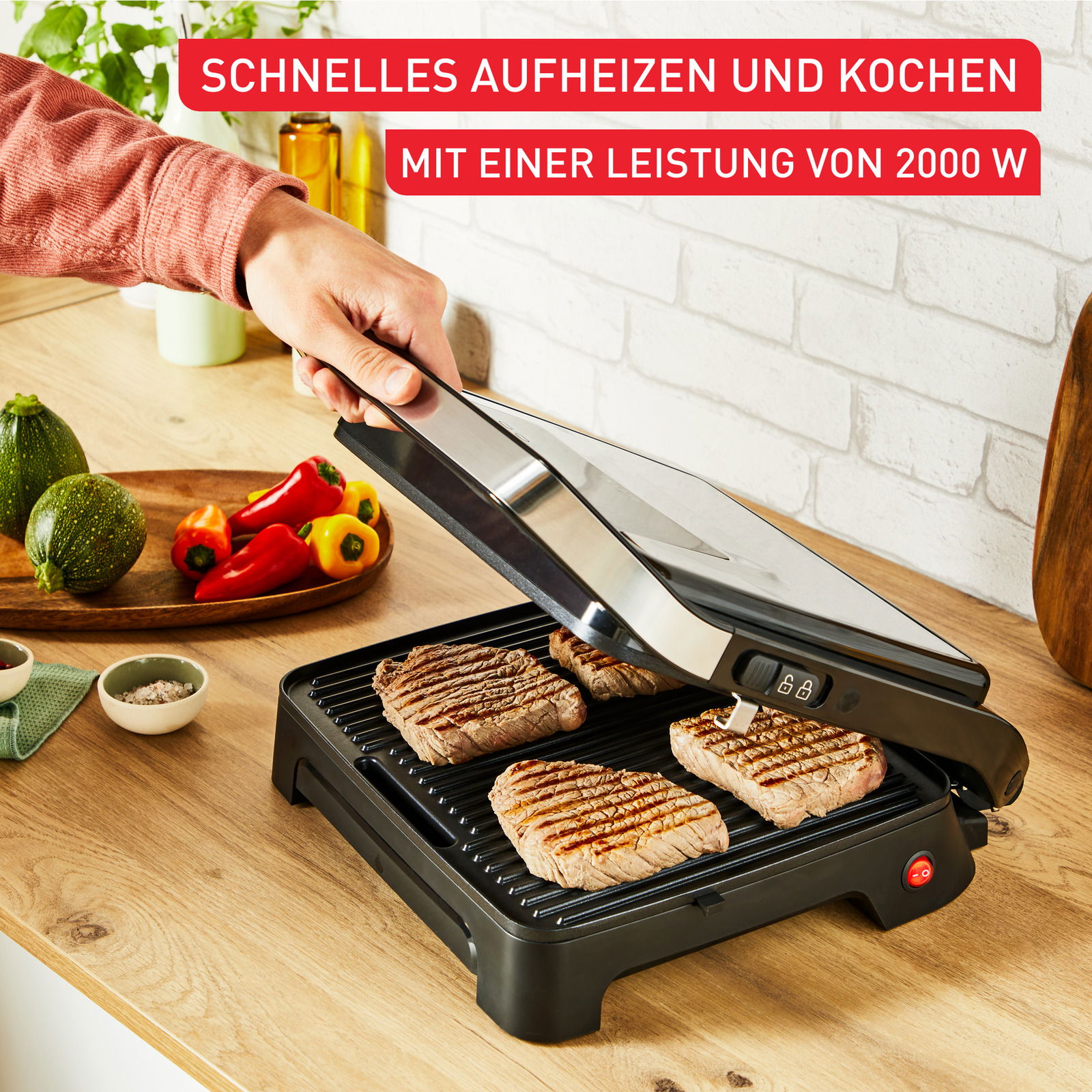 Kontaktgrill Classic GC271D in der Küche, geöffnet mit gegrillten Steaks auf der Grillfläche, seitliche Perspektive