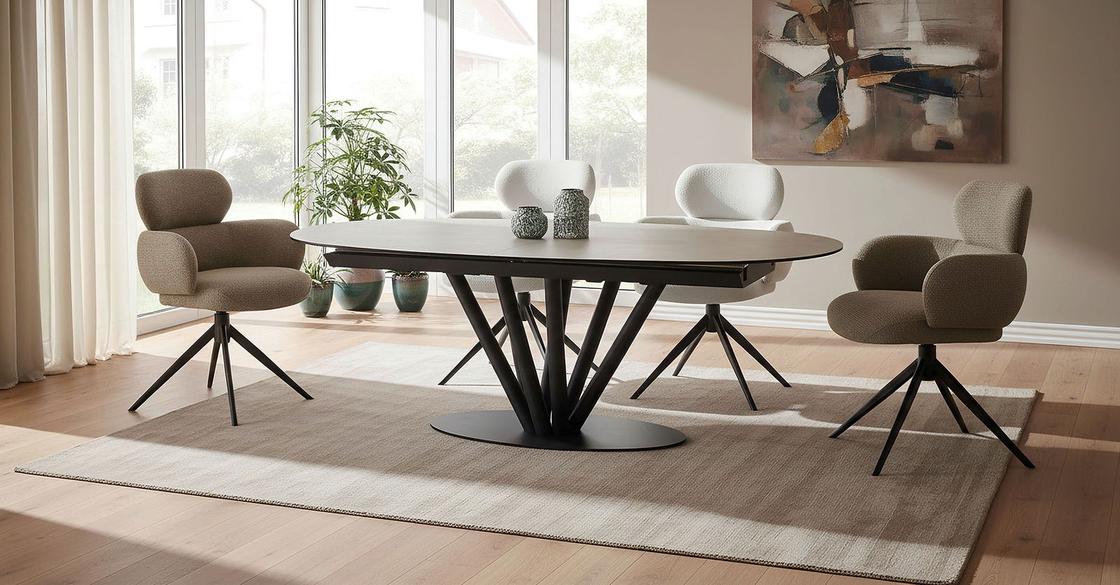 Moderner Esstisch mit ovaler Tischplatte und schwarzem Metallgestell, umgeben von vier gepolsterten Stühlen in einem hellen Raum mit großen Fenstern, seitliche Perspektive.