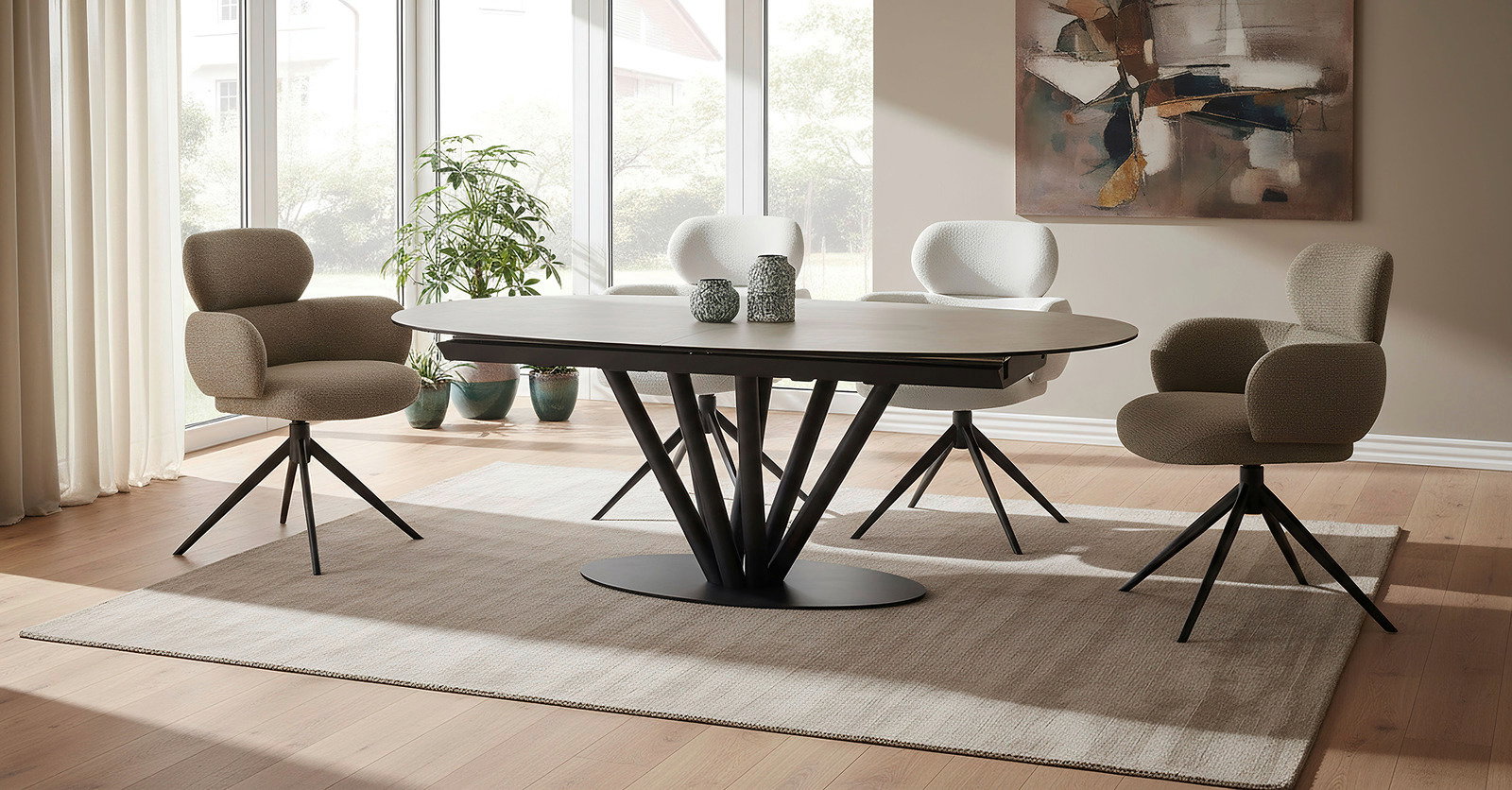 Belluti Esstisch GIULIA Moderner Esstisch mit ovaler Tischplatte und schwarzem Metallgestell, umgeben von vier gepolsterten Stühlen in einem hellen Raum mit großen Fenstern, seitliche Perspektive.