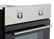 Nahaufnahme eines modernen Backofens mit silberner Front und zwei Drehknöpfen, seitliche Perspektive