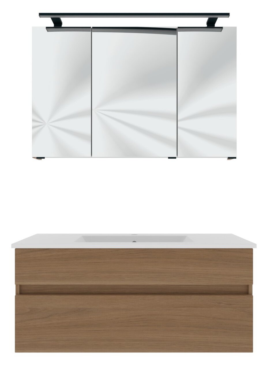 Vooraanzicht van een moderne badkamermeubelcombinatie met een driedelige spiegelkast en een wastafelonderkast in houtlook.