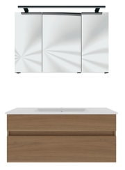 Vooraanzicht van een moderne badkamermeubelcombinatie met een driedelige spiegelkast en een wastafelonderkast in houtlook.